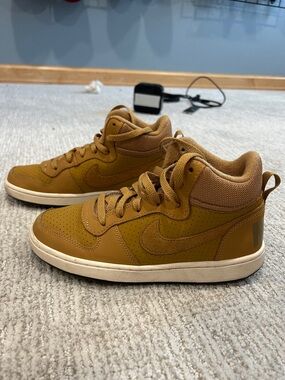 Nike Kids' Mid-Top Sneakers in Brown/Tan Size: 5 Youth